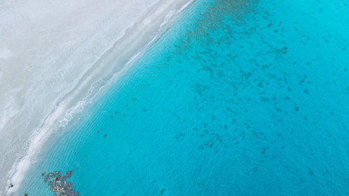 東京の離島・神津島の多幸湾、透き通るエメラルドグリーンの海
