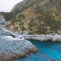 神津島赤崎遊歩道の断崖絶壁と青い海の絶景の写真