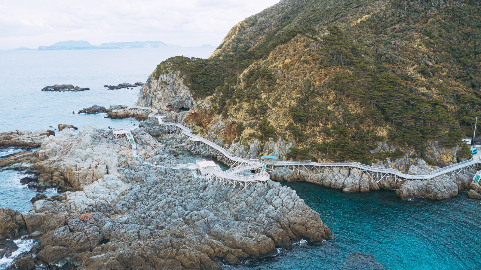 上空から見た神津島の赤崎遊歩道と美しい海岸線