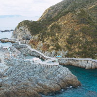 神津島の赤崎遊歩道を上空から撮影した海岸線の写真