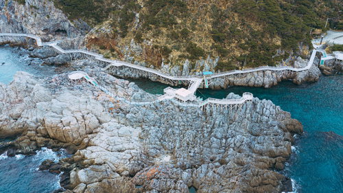 岸壁に設置された木製の遊歩道がある神津島の赤崎遊歩道