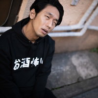 飲みすぎて何もかも失った男性の路上での呆然とした姿の写真