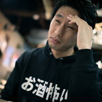 やばい、お財布忘れた...と頭を抱える男性の飲み会後の困惑の写真