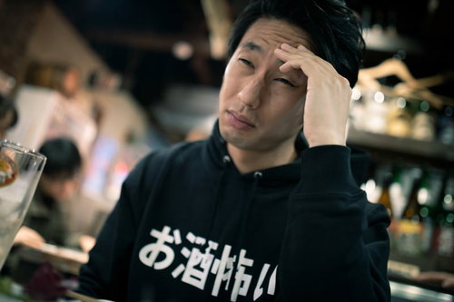 やばい、お財布忘れた...と頭を抱える男性の飲み会後の困惑