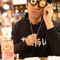 誇張しすぎた酔っぱらい男性が飲み会で酔っ払う表現の写真