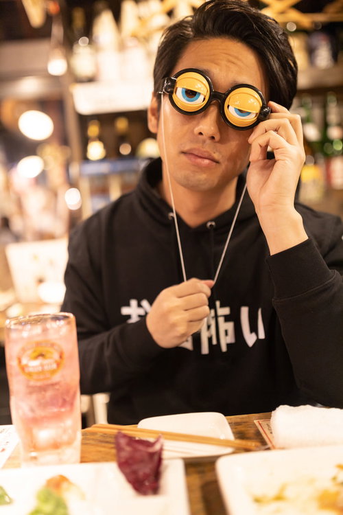 誇張しすぎた酔っぱらい男性が飲み会で酔っ払う表現