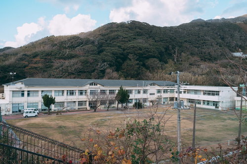 神津島村立神津小学校の白い校舎と広い校庭