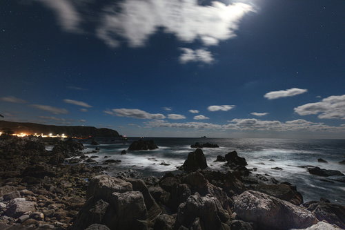 月明かりに照らされた神津島の沢尻湾の岩場と海岸線