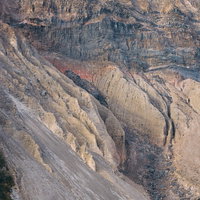 神津島の崩れた山の断崖と露出した地層の岩肌の写真