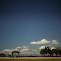 神津島のよたね広場からの星空と夜景の写真