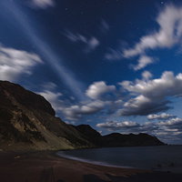 神津島の多幸湾海水浴場からの夜景と星空、山々のシルエットの写真