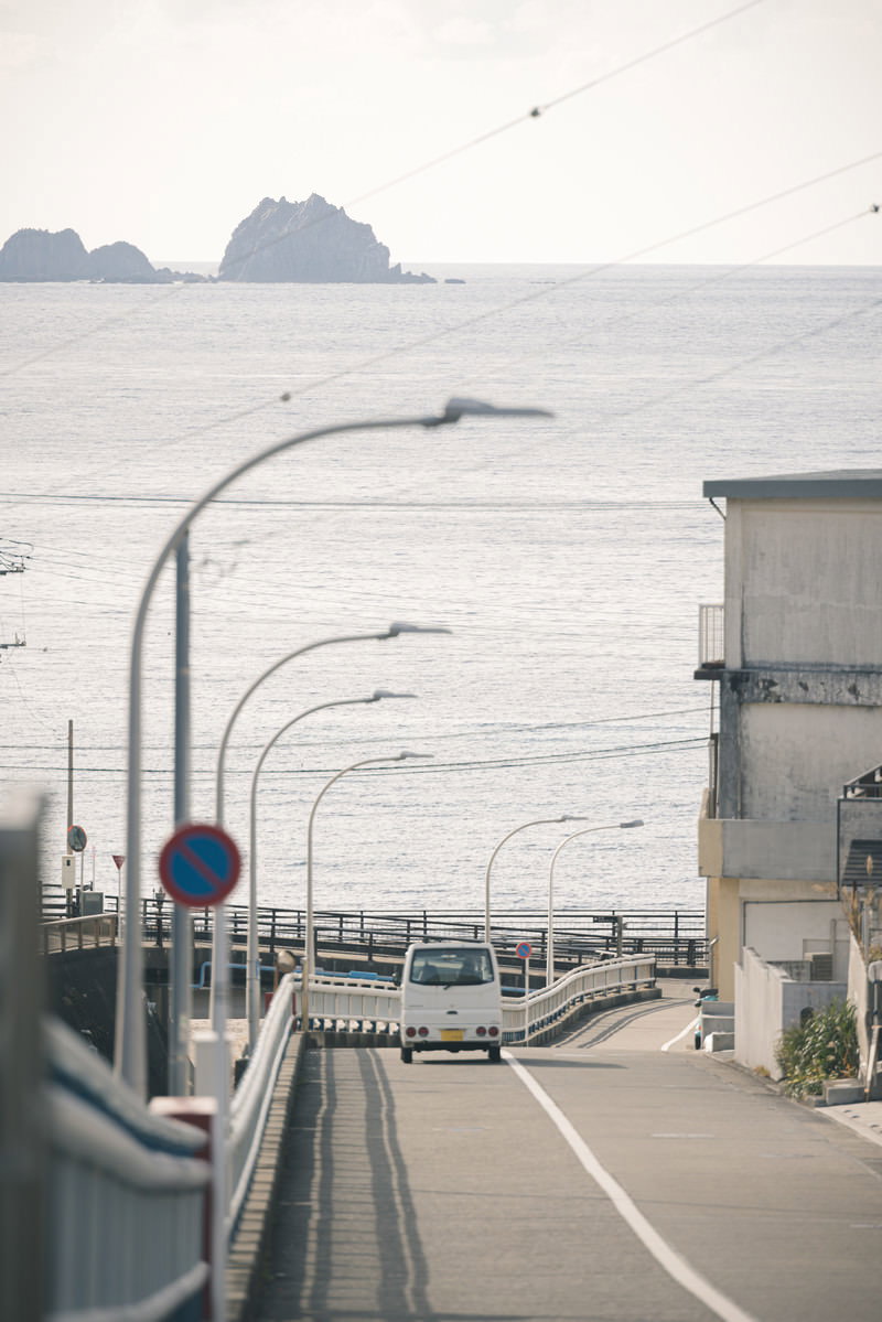 神津島本島の道路から見た前浜と恩馳島の海岸風景