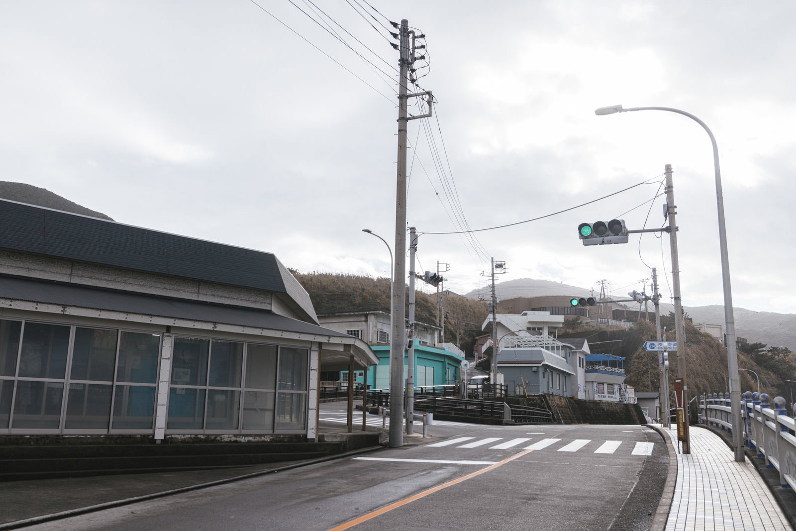 神津島の道路に設置された唯一の信号機と横断歩道
