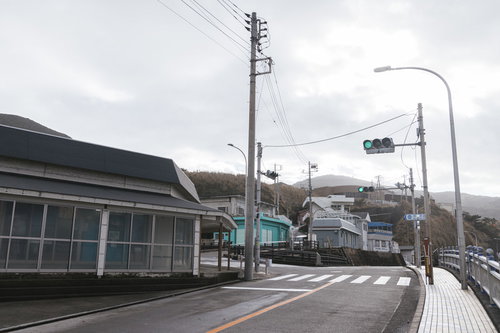 神津島にひとつしかない信号機と横断歩道、道路風景
