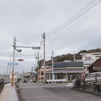 神津島に唯一ある信号機と横断歩道、電柱と街灯のある風景の写真