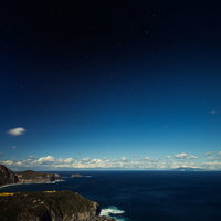 神津島の三浦展望台から撮影した多幸湾の星空夜景の写真