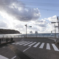 神津島の前浜海岸にある信号機と横断歩道の風景の写真