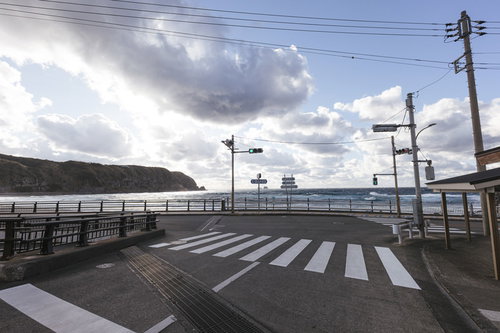 神津島の前浜海岸にある信号機と横断歩道の風景