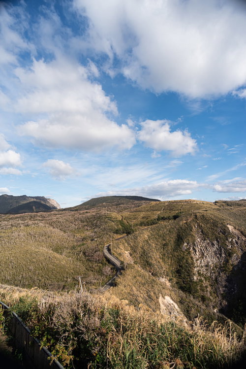 神津島灯台から望む島全体の山並みと青空の風景