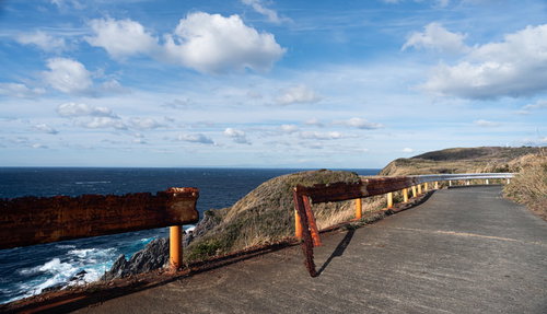 神津島の千両池へと向かう道中の錆びたガードレール