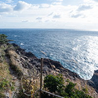 神津島の千両池に向かう道から見える断崖と海岸線の写真