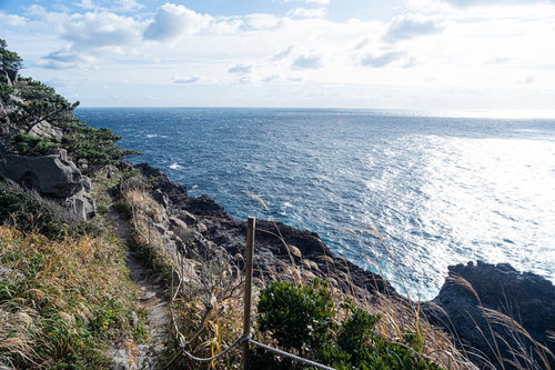 神津島の千両池に向かう道から見える断崖と海岸線