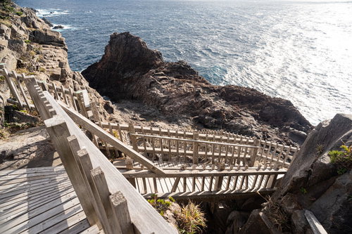 神津島の千両池へ続く海岸沿い木製遊歩道と階段
