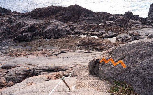 神津島の千両池への険しい登山道、断崖の岩場に設置された階段