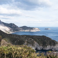 神津島の三浦湾展望台からの多幸湾の眺め、海岸線と島々の景観の写真