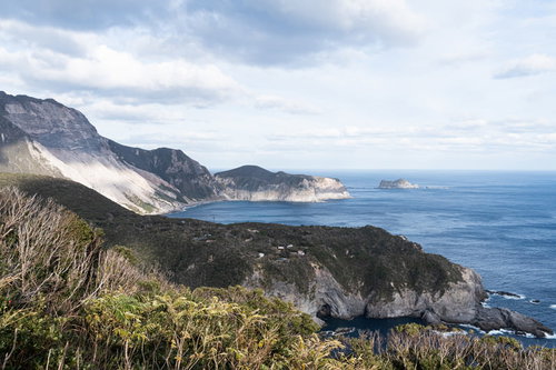 神津島の三浦湾展望台からの多幸湾の眺め、海岸線と島々の景観