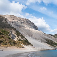 神津島の多幸湾海水浴場と崩れた山々の絶景の写真