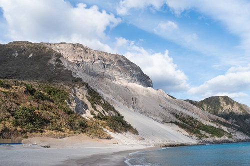 神津島の多幸湾海水浴場と崩れた山々の絶景