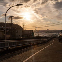 神津島の街中から撮影した夕焼けと街並みのシルエットの写真