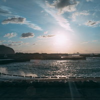 神津島湾の波が高い夕焼けの日の写真