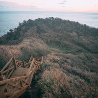 神津島灯台から千両池方面に向かう遊歩道の夕焼けの写真