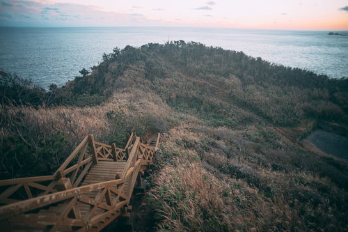 神津島灯台から千両池方面に向かう遊歩道の夕焼け