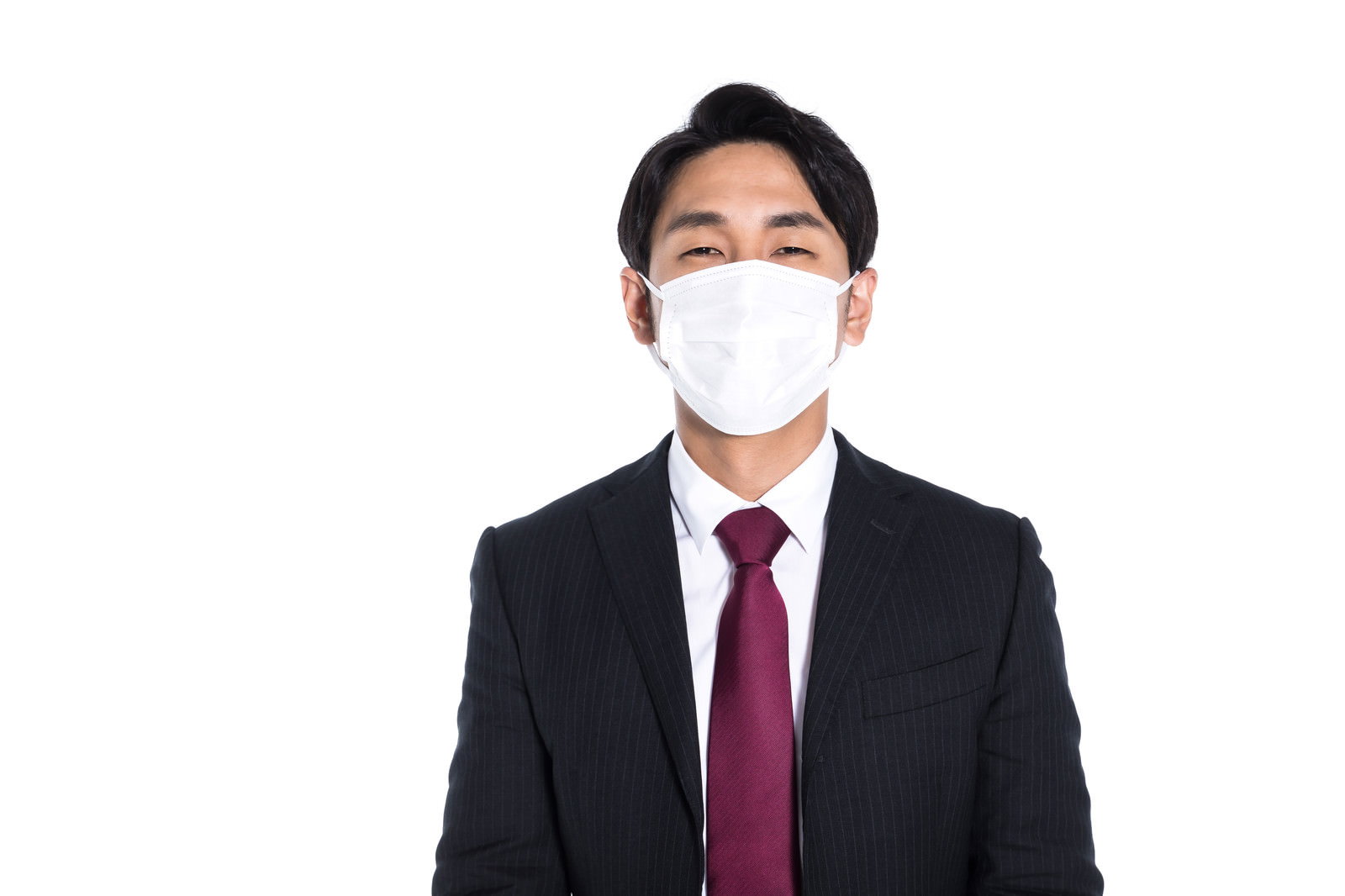 白いマスクを着用した黒いスーツに赤いネクタイの男性［モデル：大川竜弥］