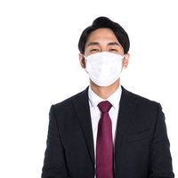 顔出しNGなんで白いマスクをした黒いスーツのビジネスマンの写真