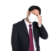 微熱があるのでマスクを着用した会社員男性の写真