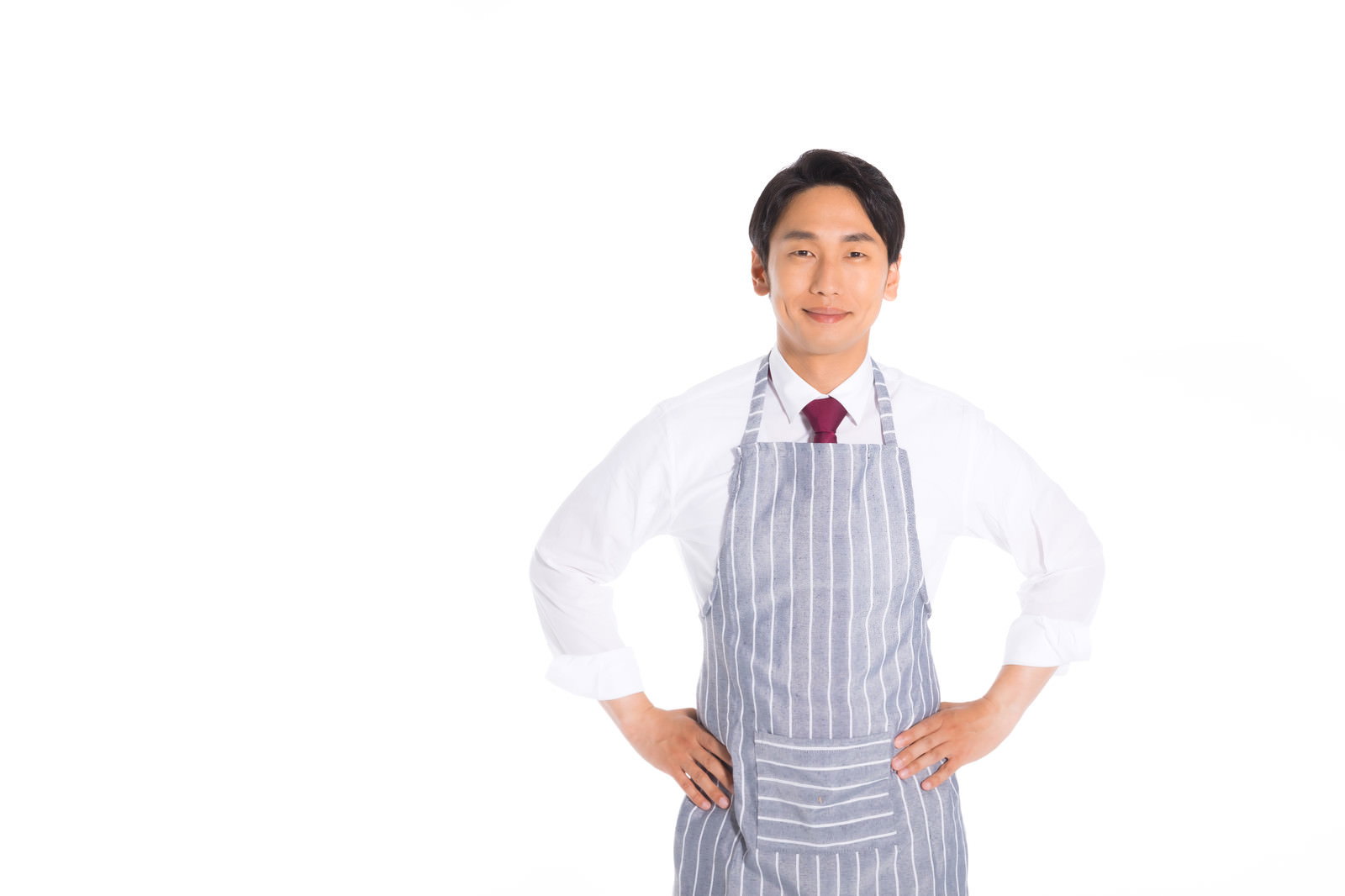 白いエプロンを着けてモップを持つ男性［モデル：大川竜弥］