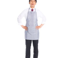 エプロン姿で腰に手を当てる会社員男性のポーズの写真