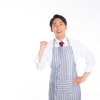 年末のお掃除と販売で活躍するエプロン姿のお兄さんの写真