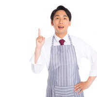 これひとつで大丈夫と指差すエプロン姿の男性販売員の写真