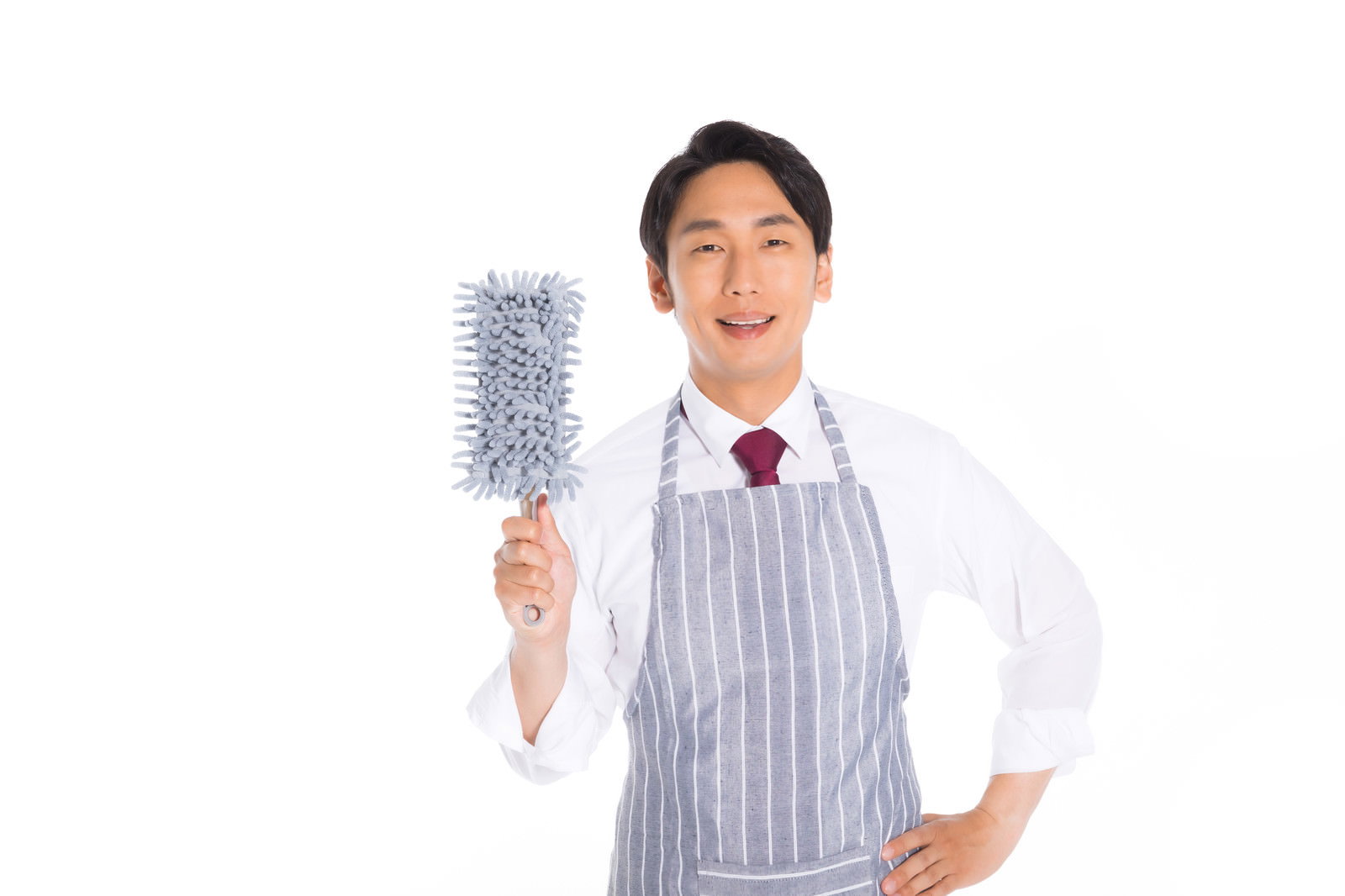 モップを手にしたストライプエプロン姿の笑顔の男性会社員［モデル：大川竜弥］