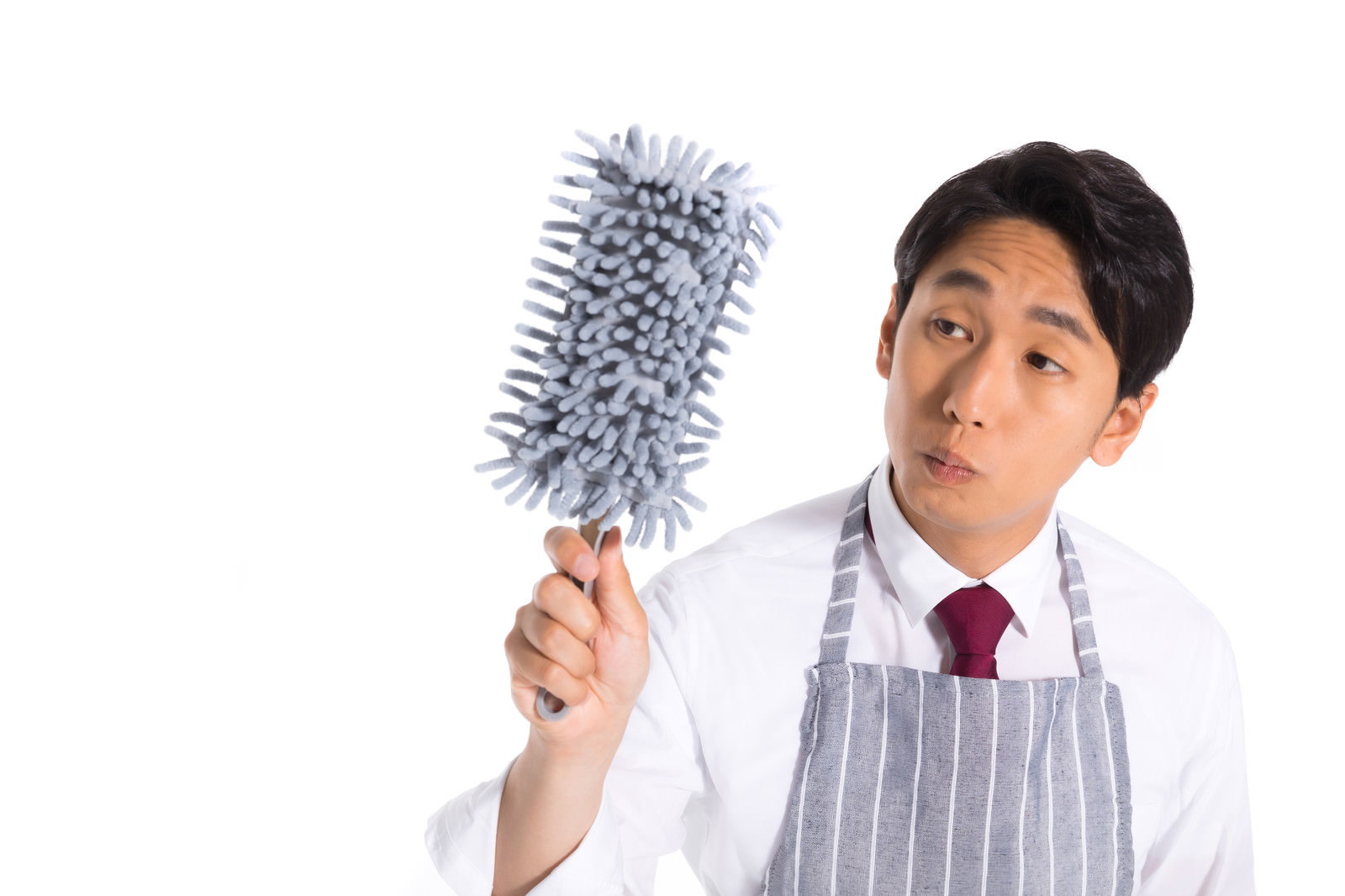 白いエプロンを着てモップを手に持ち笑顔を見せる男性［モデル：大川竜弥］