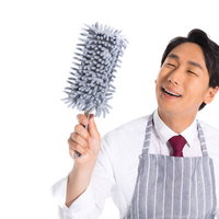 商品説明する顔がうさんくさい販売員がモップを手に持つの写真