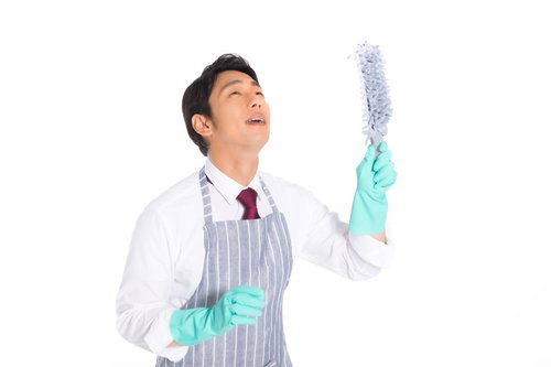 エプロンとゴム手袋で掃除するキレイ好きの男性社員