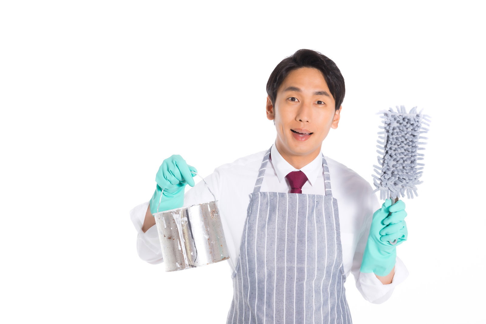 縞模様のエプロンを着て緑のゴム手袋をはめ、モップを持つ販売員［モデル：大川竜弥］
