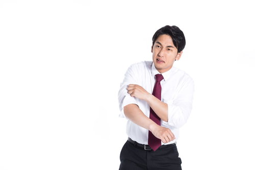 腕まくりして気合を見せるやる気満々の新入社員