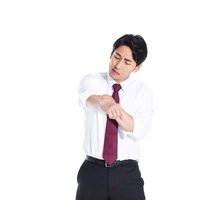 Yシャツの袖丈が気になる会社員の写真